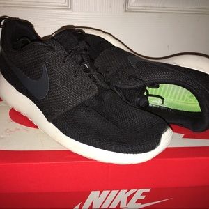Size 9 Nike Runner Shoes Black Green Insides